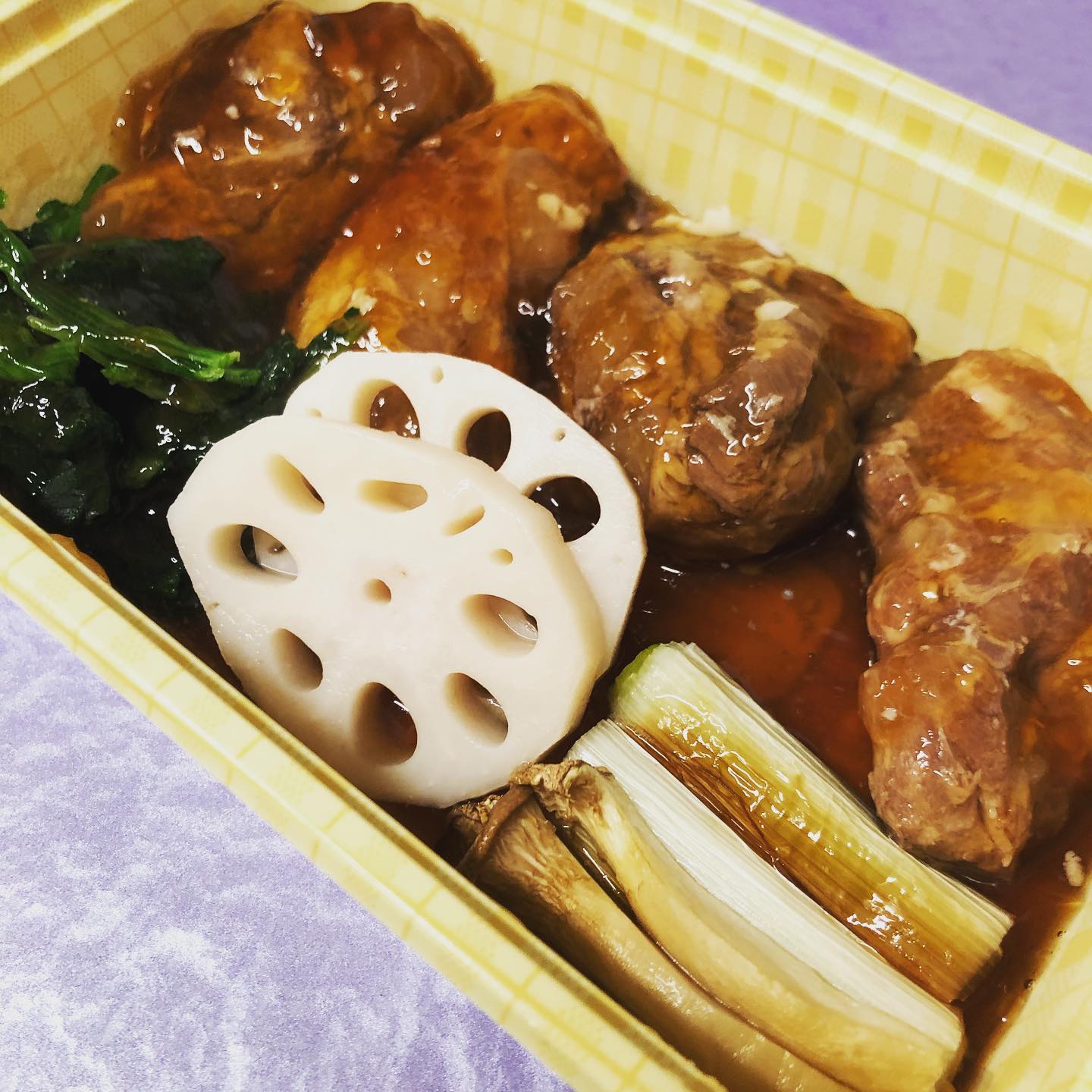 ［おはしどころ菜でしこ］﻿
〜豚なんこつのトロトロ煮〜﻿
2〜3人前　790円(＋8%)﻿
3〜4人前　990円(＋8%)﻿
﻿ (写真は3〜4人前)
﻿
﻿
当店人気メニューのテイクアウトです️﻿
﻿
﻿
脂身は全て捨てるので﻿
意外にあっさりヘルシー﻿
﻿
﻿
仕入れてから仕上げまで﻿
３日かけて作ってます﻿
﻿
﻿
TEL﻿
0495-23-3058﻿
または﻿
080-3455-4951﻿
﻿
﻿
﻿
﻿
﻿
#おはしどころ菜でしこ﻿
#本庄駅南口ロータリー内﻿
#月曜日定休﻿
#17:00オープン　﻿
#なでしこ﻿
#本庄女子会﻿
#本庄宴会﻿
#本庄1人飲み﻿
#ほんじょうテイクアウト﻿
#テイクアウト﻿
#本庄テイクアウト﻿
#本庄出張料理﻿
#本庄駅前テイクアウト﻿
﻿